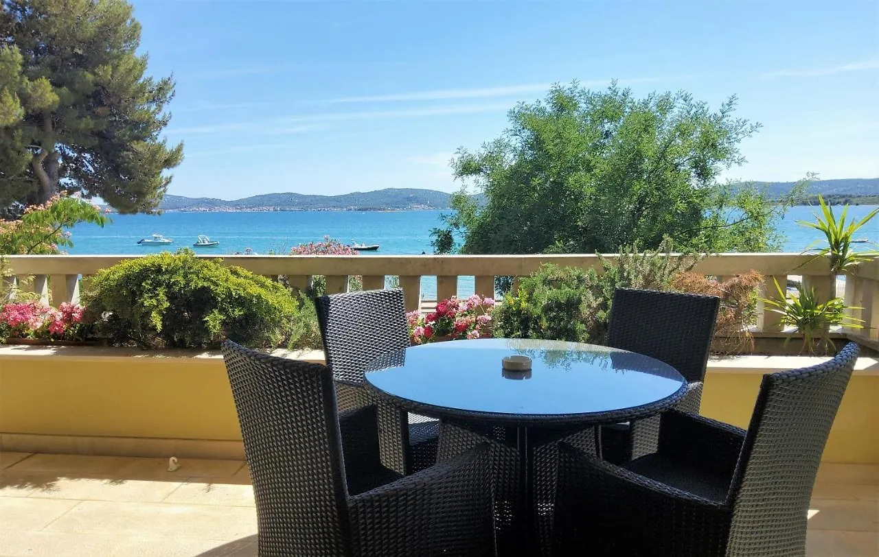 Apartments Petra I Karlo Turanj 0*,