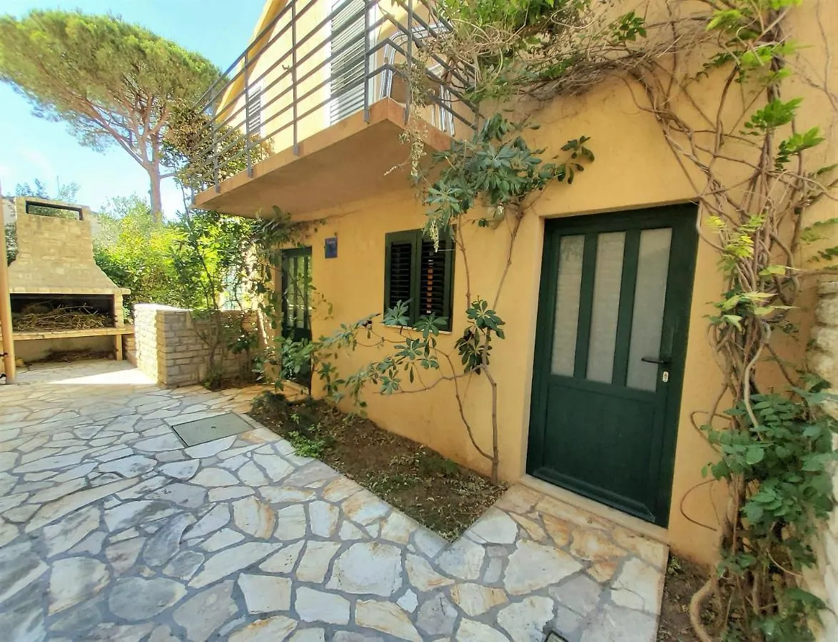 Apartments Petra I Karlo トゥラニ